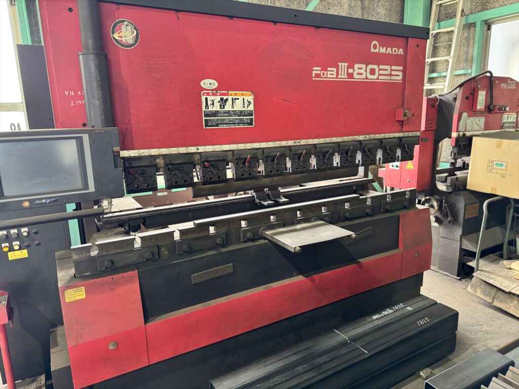 曲げ加工機